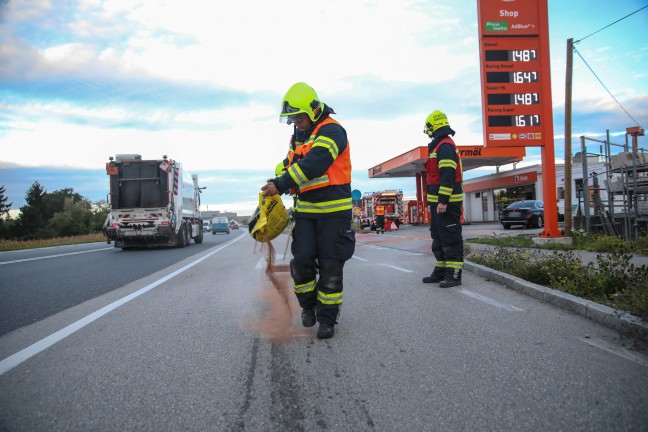 Einsatzkr�fte nach Dieselaustritt aus einem PKW in Marchtrenk im Einsatz
