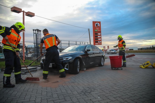 Einsatzkr�fte nach Dieselaustritt aus einem PKW in Marchtrenk im Einsatz