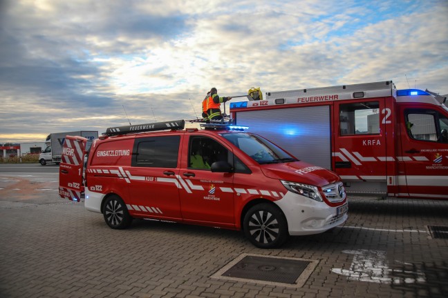 Einsatzkr�fte nach Dieselaustritt aus einem PKW in Marchtrenk im Einsatz