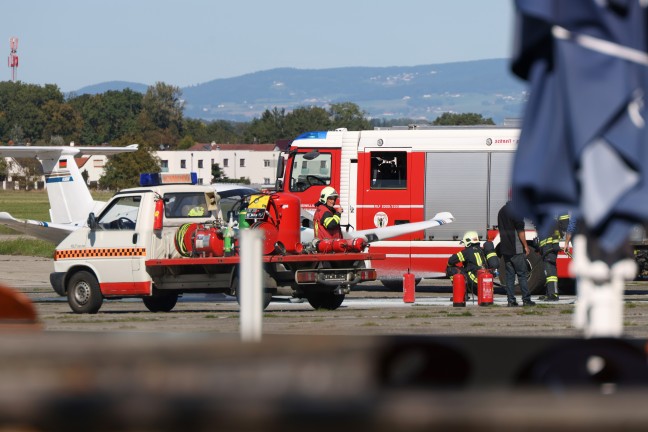 Brand eines Kleinflugzeuges nach der Landung auf Flugplatz in Wels-Neustadt