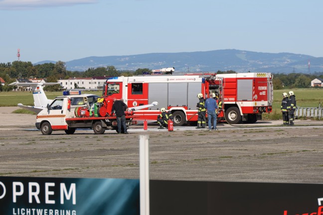 Brand eines Kleinflugzeuges nach der Landung auf Flugplatz in Wels-Neustadt