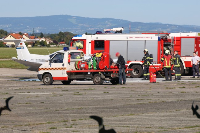 Brand eines Kleinflugzeuges nach der Landung auf Flugplatz in Wels-Neustadt