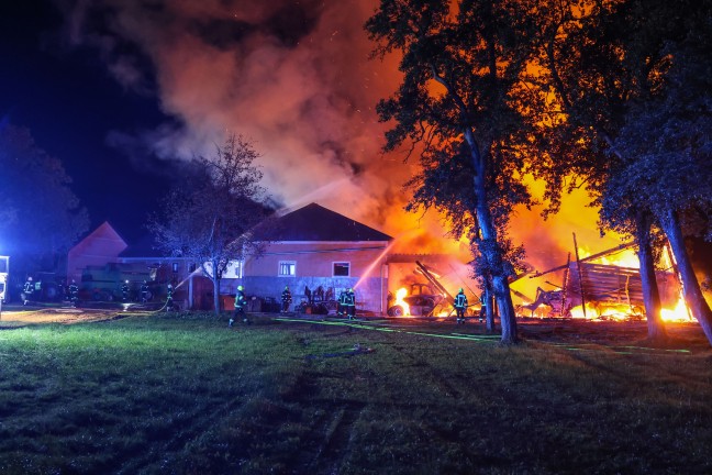 16 Feuerwehren bei Gro�brand eines landwirtschaftlichen Geb�udes in Aurach am Hongar im Einsatz
