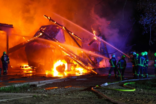 16 Feuerwehren bei Gro�brand eines landwirtschaftlichen Geb�udes in Aurach am Hongar im Einsatz