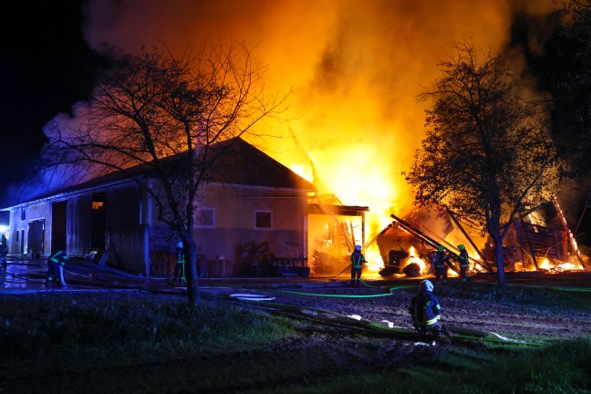 16 Feuerwehren bei Gro�brand eines landwirtschaftlichen Geb�udes in Aurach am Hongar im Einsatz