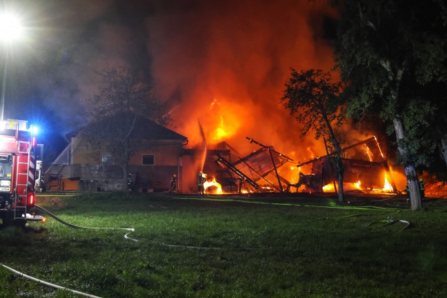 16 Feuerwehren bei Gro�brand eines landwirtschaftlichen Geb�udes in Aurach am Hongar im Einsatz