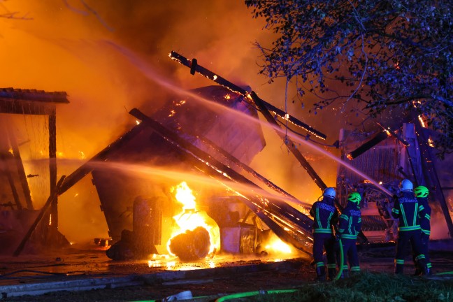 16 Feuerwehren bei Gro�brand eines landwirtschaftlichen Geb�udes in Aurach am Hongar im Einsatz