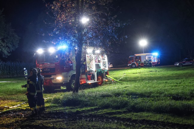16 Feuerwehren bei Gro�brand eines landwirtschaftlichen Geb�udes in Aurach am Hongar im Einsatz