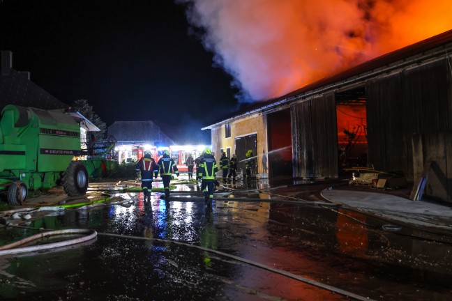 16 Feuerwehren bei Gro�brand eines landwirtschaftlichen Geb�udes in Aurach am Hongar im Einsatz