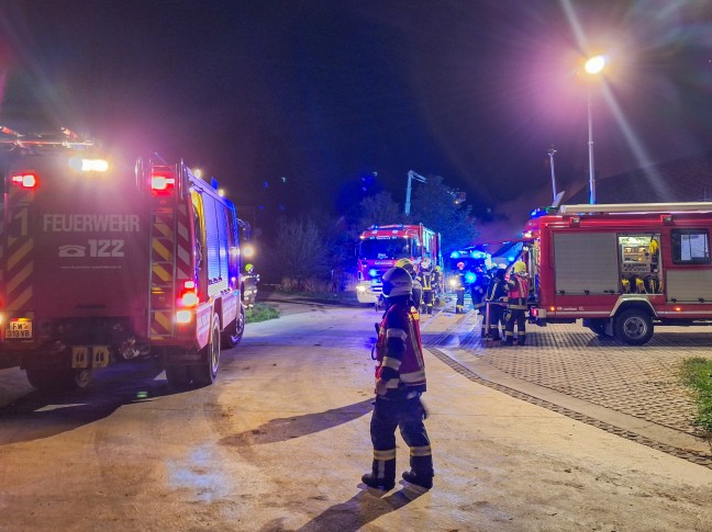16 Feuerwehren bei Gro�brand eines landwirtschaftlichen Geb�udes in Aurach am Hongar im Einsatz