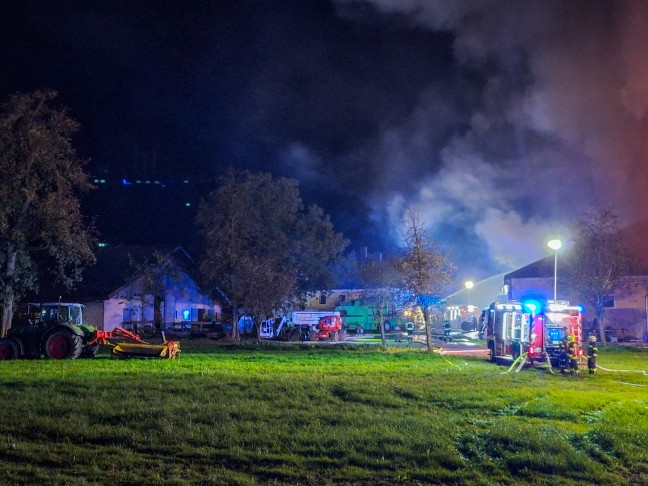 16 Feuerwehren bei Gro�brand eines landwirtschaftlichen Geb�udes in Aurach am Hongar im Einsatz