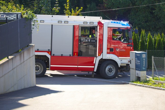 Feuerwehr bei Brandnachschau in K�che eines Mehrparteienwohnhauses in Steinhaus im Einsatz