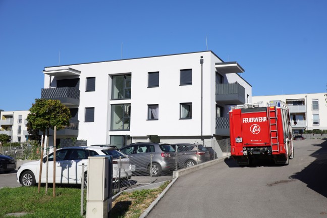 Feuerwehr bei Brandnachschau in K�che eines Mehrparteienwohnhauses in Steinhaus im Einsatz