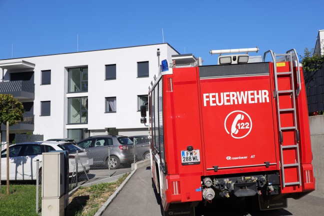 Feuerwehr bei Brandnachschau in K�che eines Mehrparteienwohnhauses in Steinhaus im Einsatz