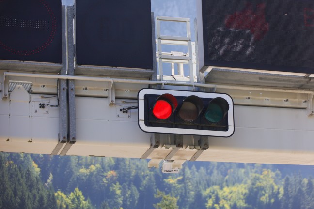 Brand im Bosrucktunnel: Gr��erer Einsatz der Feuerwehren auf Pyhrnautobahn bei Spital am Pyhrn