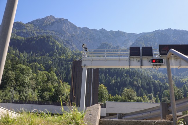 Brand im Bosrucktunnel: Gr��erer Einsatz der Feuerwehren auf Pyhrnautobahn bei Spital am Pyhrn