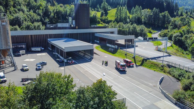 Brand im Bosrucktunnel: Gr��erer Einsatz der Feuerwehren auf Pyhrnautobahn bei Spital am Pyhrn