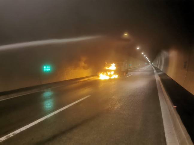 Brand im Bosrucktunnel: Gr��erer Einsatz der Feuerwehren auf Pyhrnautobahn bei Spital am Pyhrn