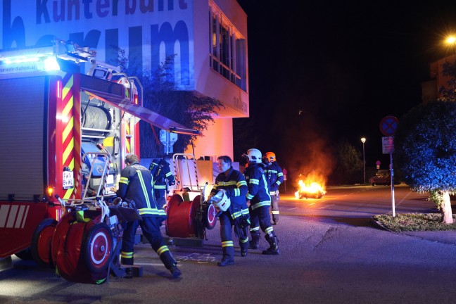 Feuerwehr bei Brand eines Abfallcontainers in Thalheim bei Wels im Einsatz