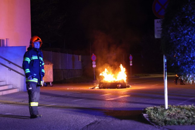 Feuerwehr bei Brand eines Abfallcontainers in Thalheim bei Wels im Einsatz