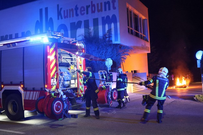 Feuerwehr bei Brand eines Abfallcontainers in Thalheim bei Wels im Einsatz
