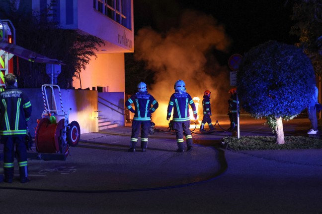 Feuerwehr bei Brand eines Abfallcontainers in Thalheim bei Wels im Einsatz