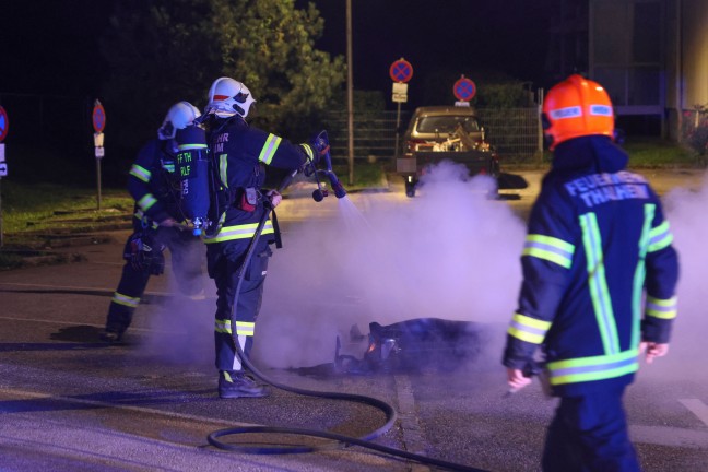 Feuerwehr bei Brand eines Abfallcontainers in Thalheim bei Wels im Einsatz