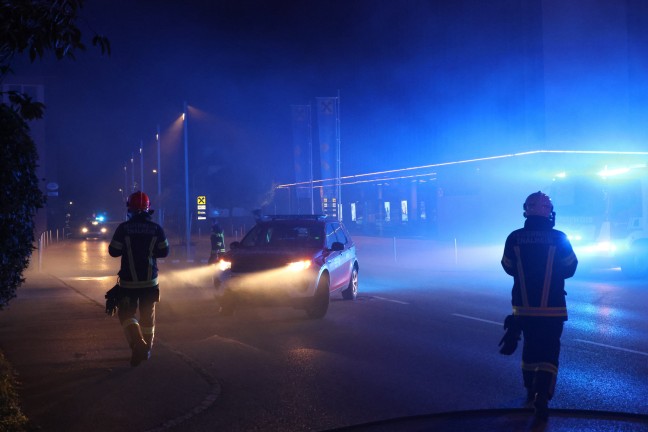 Feuerwehr bei Brand eines Abfallcontainers in Thalheim bei Wels im Einsatz