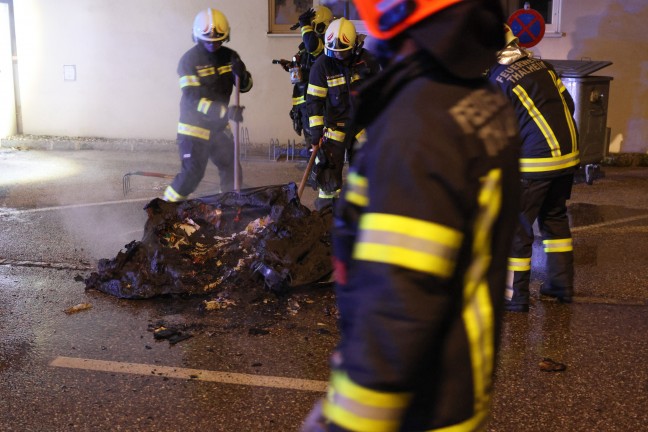 Feuerwehr bei Brand eines Abfallcontainers in Thalheim bei Wels im Einsatz