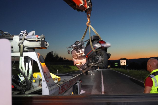 T�dliche Kollision zwischen Motorroller und Motorrad auf Voralpenstra�e bei Rohr im Kremstal