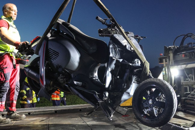 T�dliche Kollision zwischen Motorroller und Motorrad auf Voralpenstra�e bei Rohr im Kremstal