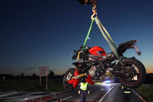 T�dliche Kollision zwischen Motorroller und Motorrad auf Voralpenstra�e bei Rohr im Kremstal