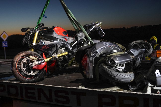 T�dliche Kollision zwischen Motorroller und Motorrad auf Voralpenstra�e bei Rohr im Kremstal