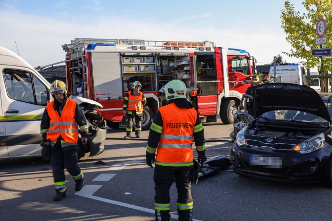 Personenrettung nach schwerem Crash zwischen Kleintransporter und PKW in Wels-Vogelweide