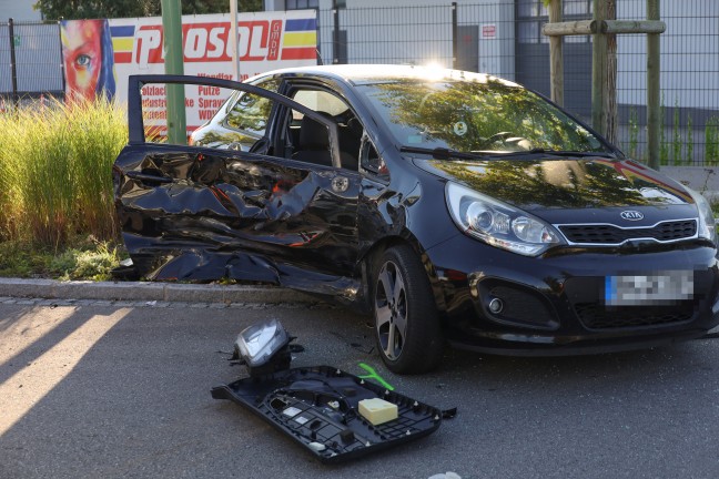Personenrettung nach schwerem Crash zwischen Kleintransporter und PKW in Wels-Vogelweide