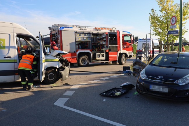Personenrettung nach schwerem Crash zwischen Kleintransporter und PKW in Wels-Vogelweide