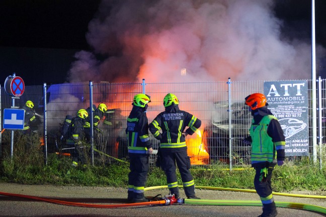 Brand mehrerer abgestellter Autos auf Verkaufsplatz eines Autoh�ndlers in H�rsching
