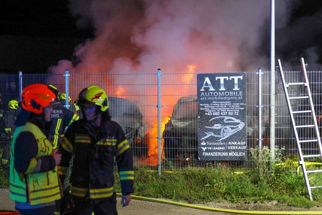 Brand mehrerer abgestellter Autos auf Verkaufsplatz eines Autoh�ndlers in H�rsching