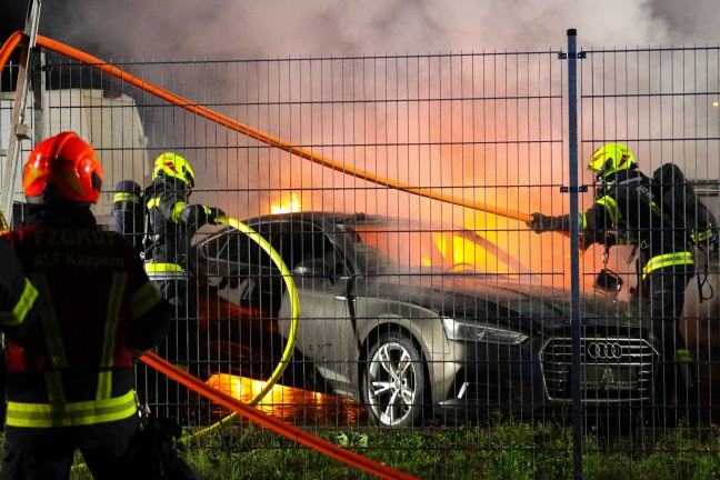 Brand mehrerer abgestellter Autos auf Verkaufsplatz eines Autoh�ndlers in H�rsching