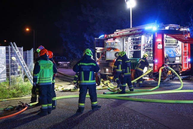 Brand mehrerer abgestellter Autos auf Verkaufsplatz eines Autoh�ndlers in H�rsching