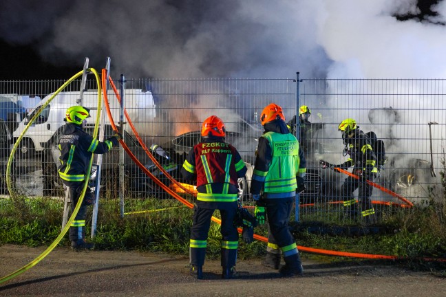 Brand mehrerer abgestellter Autos auf Verkaufsplatz eines Autoh�ndlers in H�rsching