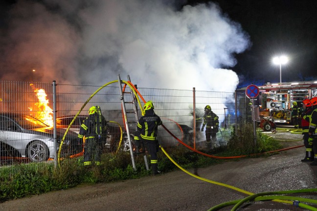 Brand mehrerer abgestellter Autos auf Verkaufsplatz eines Autoh�ndlers in H�rsching