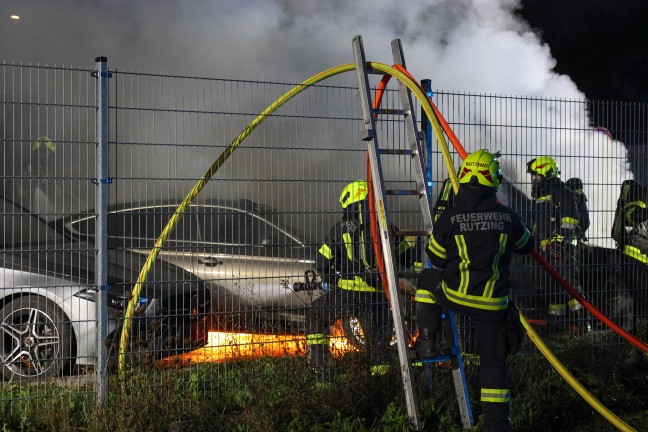 Brand mehrerer abgestellter Autos auf Verkaufsplatz eines Autoh�ndlers in H�rsching