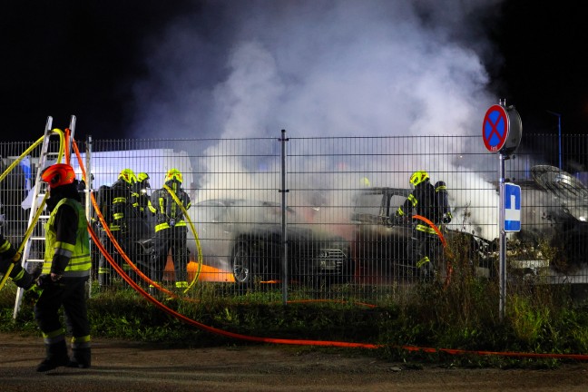 Brand mehrerer abgestellter Autos auf Verkaufsplatz eines Autoh�ndlers in H�rsching