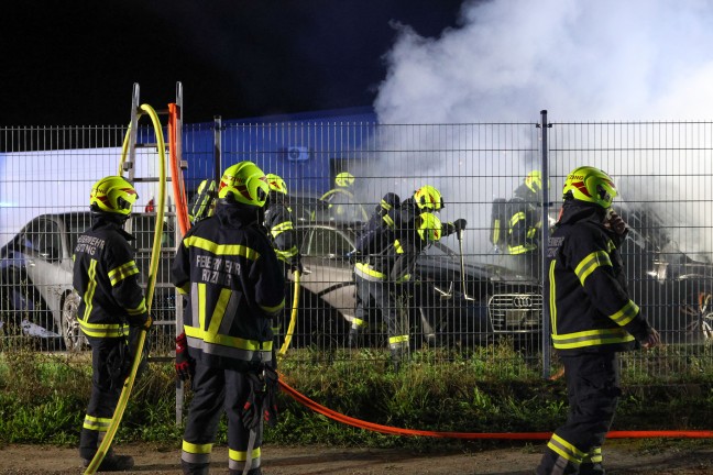 Brand mehrerer abgestellter Autos auf Verkaufsplatz eines Autoh�ndlers in H�rsching