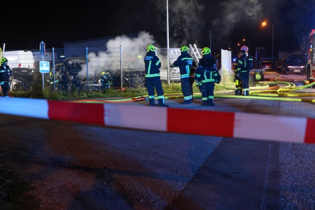 Brand mehrerer abgestellter Autos auf Verkaufsplatz eines Autoh�ndlers in H�rsching