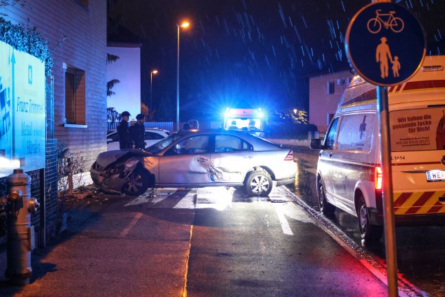 Auto bei Verkehrsunfall in Wels-Vogelweide gegen Hausfassade gekracht