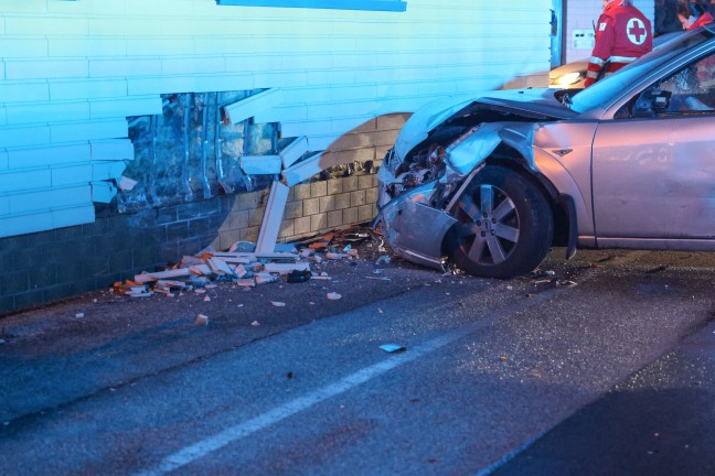 Auto bei Verkehrsunfall in Wels-Vogelweide gegen Hausfassade gekracht