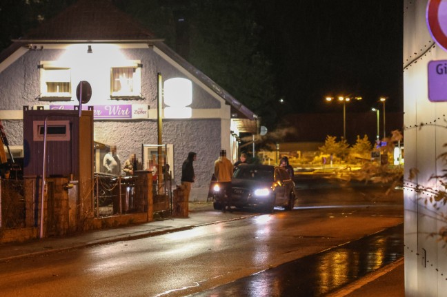 Auto bei Verkehrsunfall in Wels-Vogelweide gegen Hausfassade gekracht