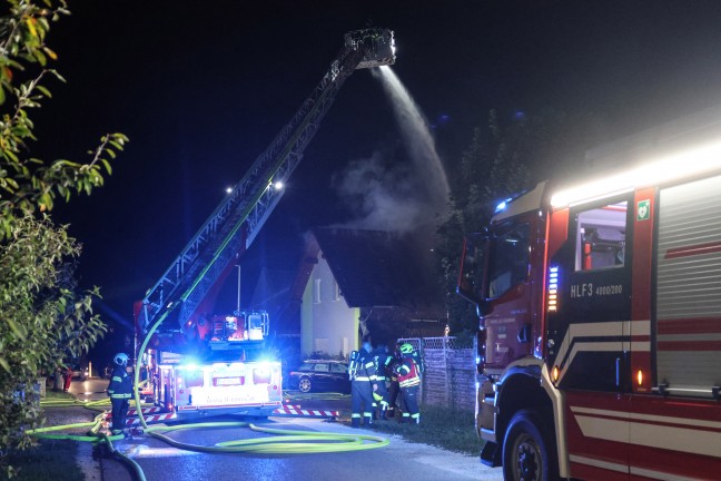 Brand einer Doppelhaush�lfte in Enns nach anf�nglichem Fahrzeugbrand in einem Carport